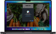 Pantalla de una MacBook con una página abierta en Safari. La app Contraseñas advierte que la contraseña está bloqueada y solicita Touch ID o un código para desbloquearla