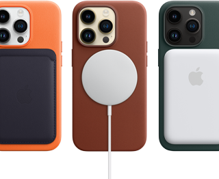 Fundas MagSafe para el iPhone 14 Pro en naranja, color ocre oscuro y verde pino con accesorios MagSafe que incluyen una cartera, un cargador y una batería.