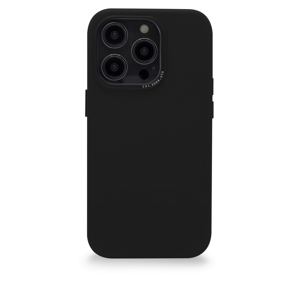 La carcasa trasera de cuero DECODED adecuada para Apple iPhone 14 Pro está especialmente diseñada teniendo en cuenta la funcionalidad y el estilo. Un diseño minimalista con la máxima protección. Un ícono de estilo que ofrece protección a tu iPhone 14 Pro contra todas las exposiciones diarias. La cubierta trasera tiene impreso "DECODIFICADO" en la parte inferior izquierda y el año de creación en el borde de metal alrededor de la cámara, lo que proporciona un estilo sutil a la carcasa del teléfono.

La funda protectora de cuero DECODED adecuada para su iPhone 14 Pro brinda una protección óptima contra golpes y rasguños sin comprometer el diseño de su iPhone 14 Pro. Esta cubierta trasera con MagSafe está hecha de cuero de anilina ECCO de primera calidad sobre una cubierta de PC resistente a los impactos. El borde elevado alrededor de la pantalla de su teléfono y el anillo metálico elevado de la cámara protegen con buen gusto la pantalla y la lente de la cámara, evitando que descansen directamente sobre la superficie. En el interior de la carcasa del teléfono, el patrón de incrustaciones se actualizó con líneas geométricas y pantallas hechas de microfibra. Esto asegura que la parte posterior de su teléfono también permanezca bien protegida. La etiqueta única DECODED ahora está sutilmente presionada en la esquina izquierda de la caja. Los botones de metal cepillado en la cubierta trasera protectora DECODED acentúan el diseño natural de su iPhone 14 Pro para una hermosa apariencia minimalista.

Los imanes MagSafe integrados en el estuche amplían el funcionamiento del MagSafe de su iPhone, lo que permite una colocación óptima de su iPhone en la cubierta trasera y respalda la comodidad de los accesorios MagSafe, como cargadores, soportes de escritorio y fundas para tarjetas.

Los imanes perfectamente alineados hacen que la carga inalámbrica sea más rápida y fácil que nunca. Y cuando sea el momento de cargar, simplemente deje el estuche en su iPhone y coloque su cargador MagSafe, o configúrelo en su cargador con certificación Qi.