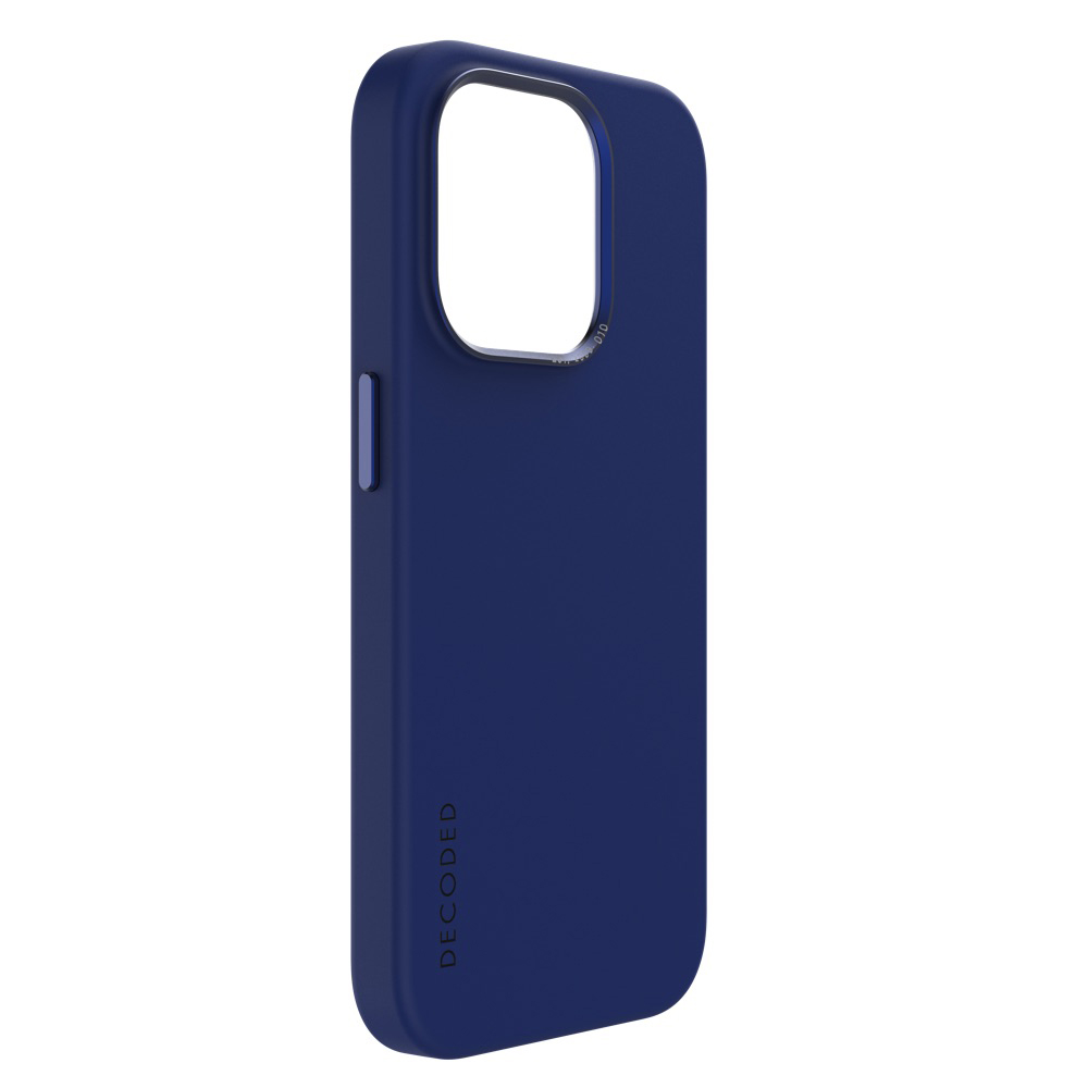 Con un diseño minimalista, el máximo estilo y protección, la Funda Trasera Core para iPhone es el diseño de cuero clásico de tacto suave que ha estado buscando. Fabricada con cuero de primera calidad de plena flor de cuero ECCO y TPU resistente a los impactos, esta contraportada es sin duda una protección contra golpes y caídas. Además de esto, el bisel elevado y el nuevo anillo de la cámara de metal garantizan una mayor protección para la pantalla y la lente de la cámara, dejándolo sin pretensiones de grietas y rayones. El patrón de incrustaciones se ha actualizado con líneas y tonos geométricos llamativos, mientras que la nueva marca ahora está sutilmente arraigada en la esquina izquierda de la caja. El anillo de la cámara tiene un acabado en contraste favorecedor, mientras que los botones de volumen ahora están diseñados para adaptarse a los nuevos tonos exclusivamente para iPhone. Todas nuestras últimas fundas son compatibles con MagSafe. Haciendo que sea más fácil para usted simplemente colocar su cargador o accesorio MagSafe de forma segura para una alineación y conexión perfectas.